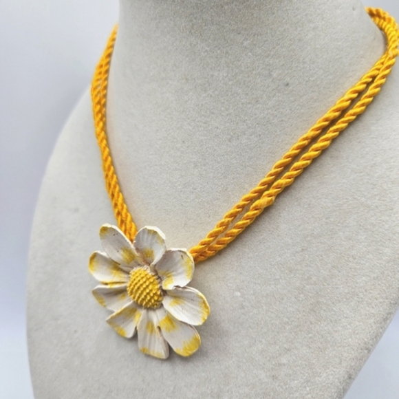NEW VINTAGE Lisner 3D Daisy Flower Pendant Twisted Cord Choker Necklace - Picture 2 of 8